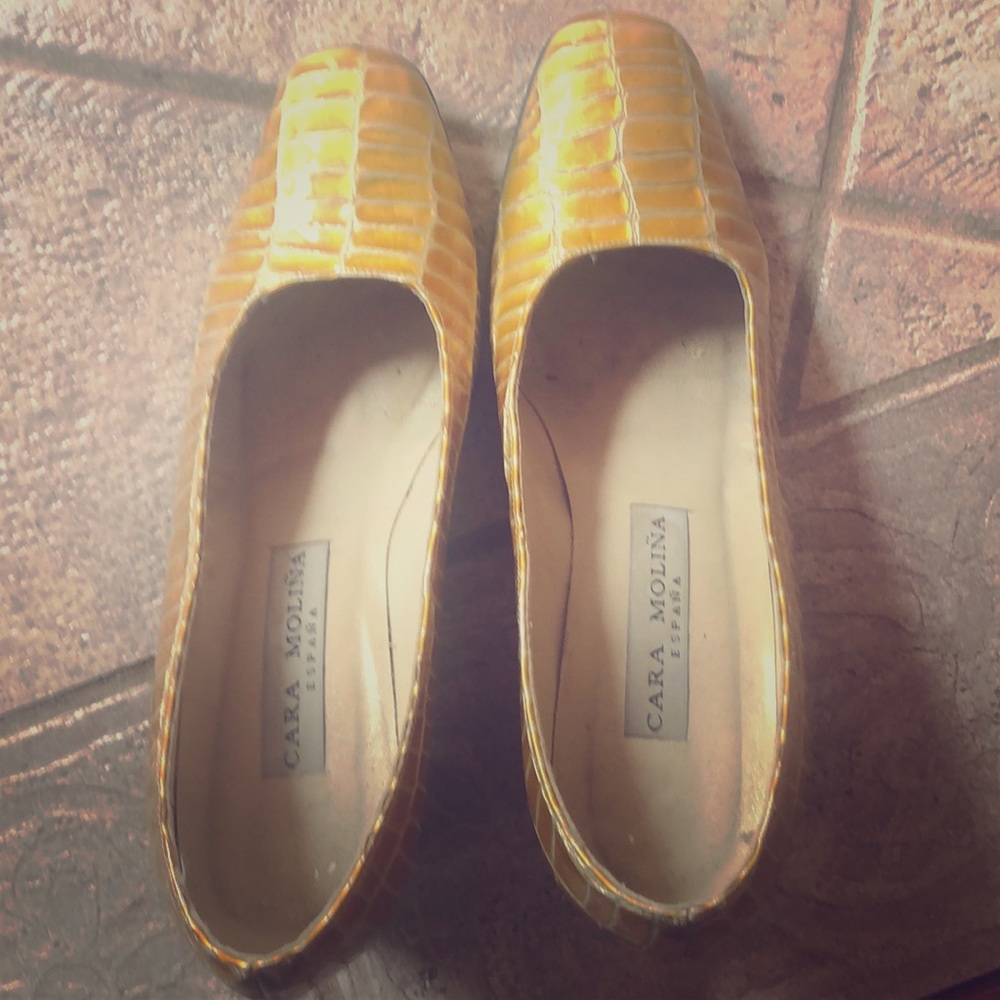 Leather crocodile imitation yellow pumps